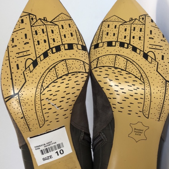 Bella Vita Esther Gray Pointed Toe Side Zip Top Suede Ankle Boots size 10W - Picture 12 of 14